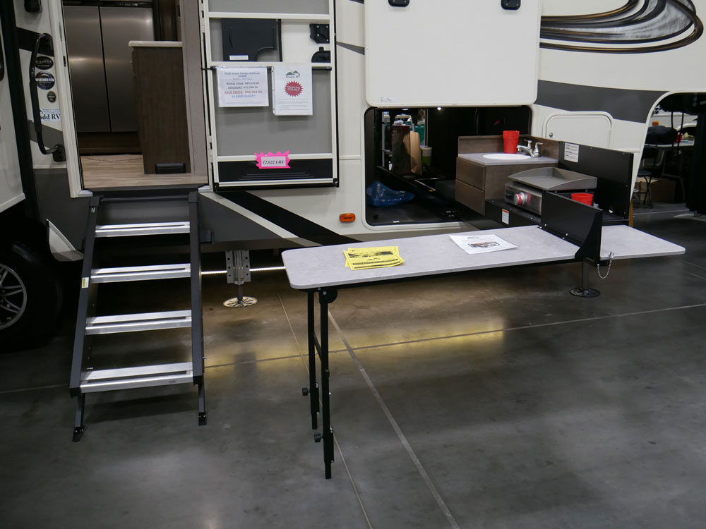 RV Innovation Extended Outdoor Kitchen At Tidewater RV Show 2020
