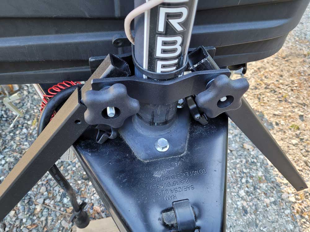 Front support bars installed around jack for Arvika bike rack