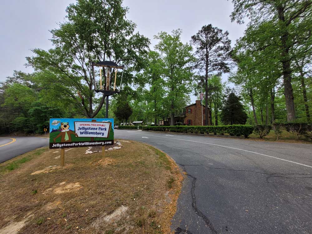 Jellystone Williamsburg entrance sign
