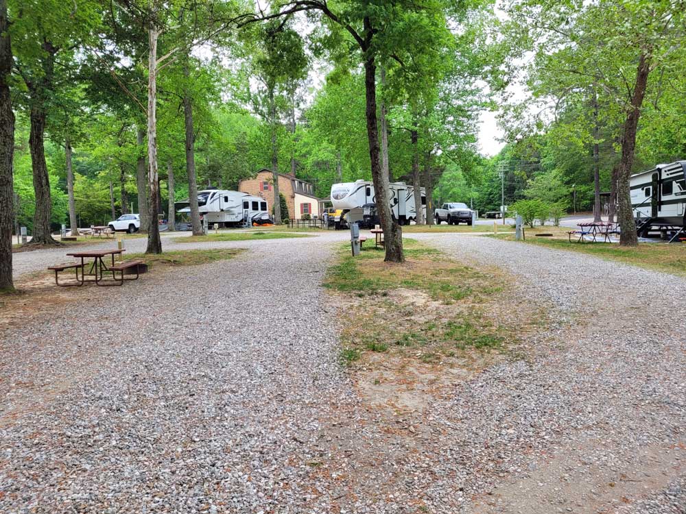 Closely spaced pull through campsites at Jellystone Williamsburg